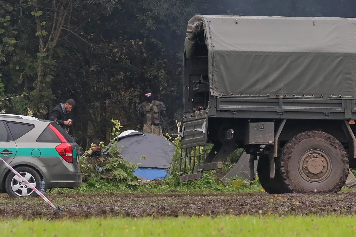 ​To Alaksandr Łukaszenka odpowiada za sytuację, w której oszukani ludzie utkwili między zewnętrzną granicą Unii a Białorusią - oznajmił na konferencji prasowej w Brukseli rzecznik Komisji Europejskiej ds. międzynarodowych Peter Stano. Zapewnił też, że unijna dyplomacja jest zaangażowana w kontakty z krajami pochodzenia migrantów, próbując rozwiązać ten problem i zapobiec ich dalszej instrumentalizacji.


