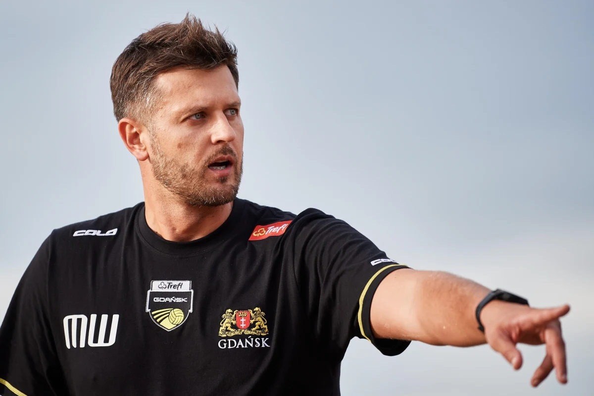 Mówi, że drużyna rozwija się w grze. Mimo to nie bagatelizuje treningów. Kiedyś na boisku, dziś już na dobre na ławce trenerskiej. Michał Winiarski - mistrz świata z 2014 roku, obecnie trener grającego w Plus Lidze Trefla Gdańsk przygotowuje swój zespół do kolejnego sezonu w krajowej lidze siatkówki. Paweł Pawłowski wybrał się do Gdańska, by porozmawiać z trenerem Trefla o przygotowaniach do sezonu, ale także o spekulacjach środowiska, które widziałoby go na stanowisku selekcjonera seniorskiej kadry.