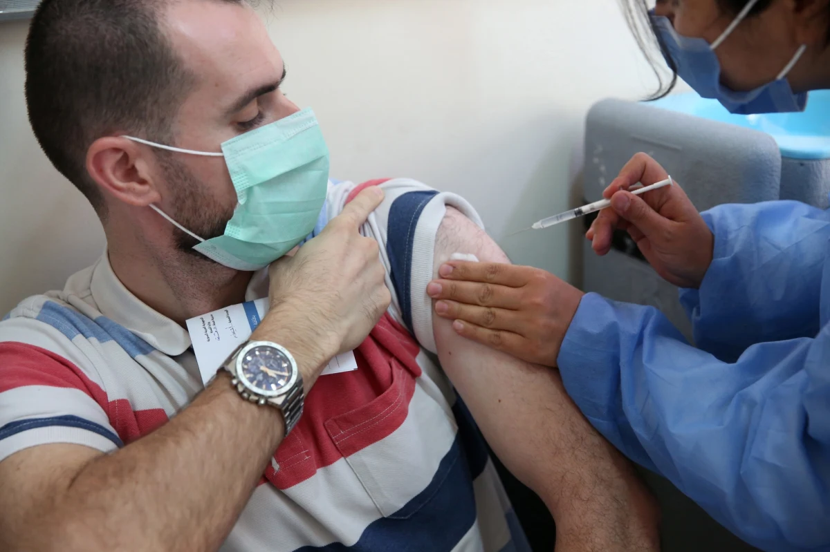 We wszystkich miejscach pracy we Włoszech od 15 października będzie obowiązywał wymóg posiadania przepustki Covid-19, wystawianej na podstawie szczepienia, wyleczenia z zakażenia koronawirusem lub negatywnego wyniku testu - zdecydował rząd. Tym samym radykalnie rozszerzył stosowanie tzw. Green Pass.