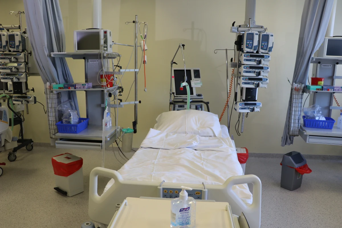 "Można przypuszczać, że jesienna fala pandemii Covid-19 przyniesie połowę liczby zakażeń i hospitalizacji, którą obserwowaliśmy podczas fal wiosennych. Może być nawet do 10-15 tysięcy zakażeń dziennie. Na szczęście może być mniej hospitalizacji, bo wirus jest, jak się wydaje, mniej więcej o połowę łagodniejszy, choć bardziej zakaźny. Do tego dochodzi efekt szczepień" - przyznaje w rozmowie z RMF FM profesor Andrzej Horban, szef działającej przy premierze Rady Medycznej. 