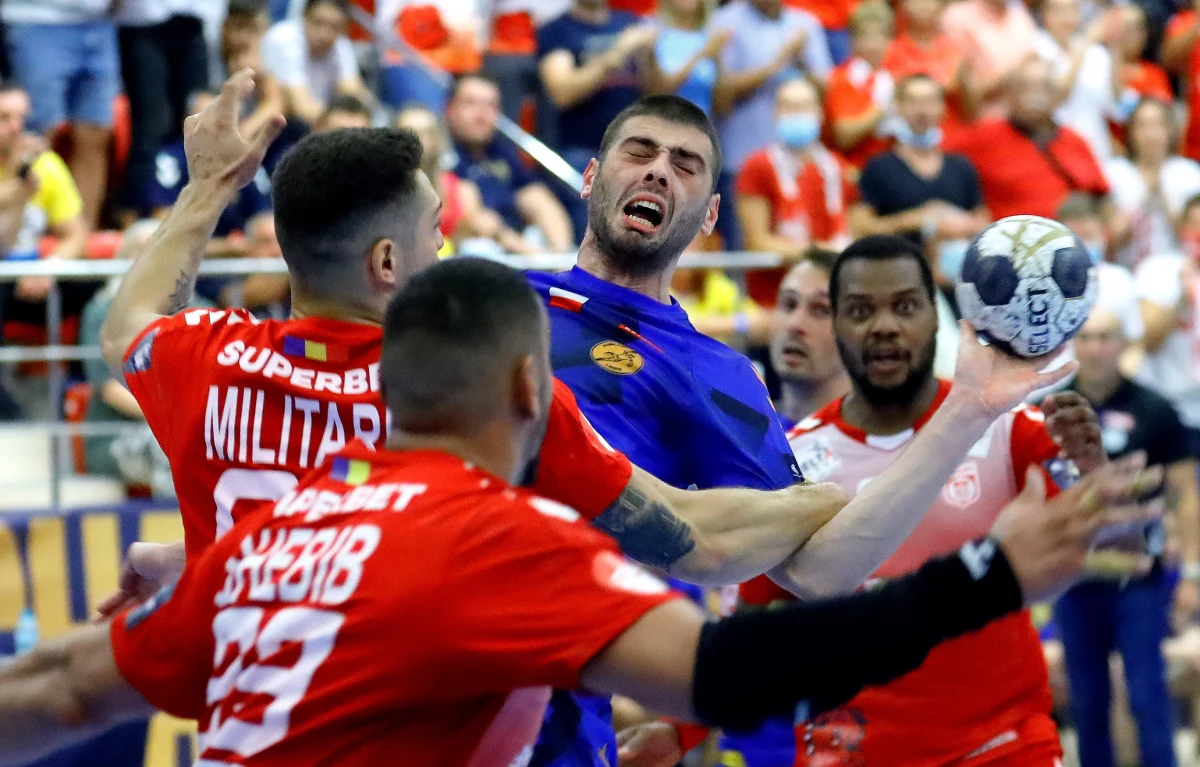 Od porażki w wyjazdowym meczu z Dinamem Bukareszt 29:32 piłkarze ręczni Łomży Vive Kielce zainaugurowali udział w rozgrywkach Ligi Mistrzów sezonu 2021/2022. W innym spotkaniu pierwszej kolejki grupy B obrońca trofeum - hiszpańska Barca wygrała w Niemczech z SG Flensburg-Handewitt 25:21.