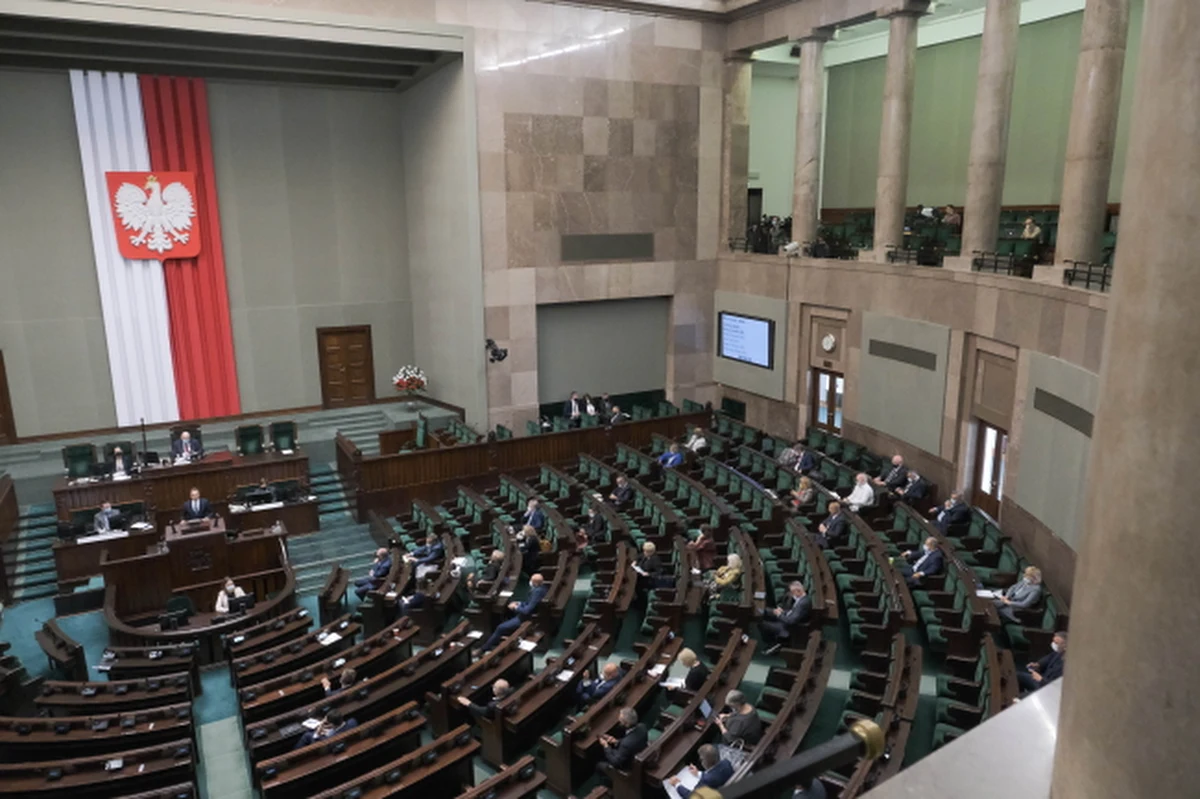 Projekt ustawy o domach do 70 metrów kwadratowych bez formalności - wraca do komisji. Poprawek w projekcie domaga się zarówno Lewica jak i Konfederacja. Wśród zgłoszonych w II czytaniu poprawek jest propozycja, zwiększenia limitu do 100 metrów kwadratowych.