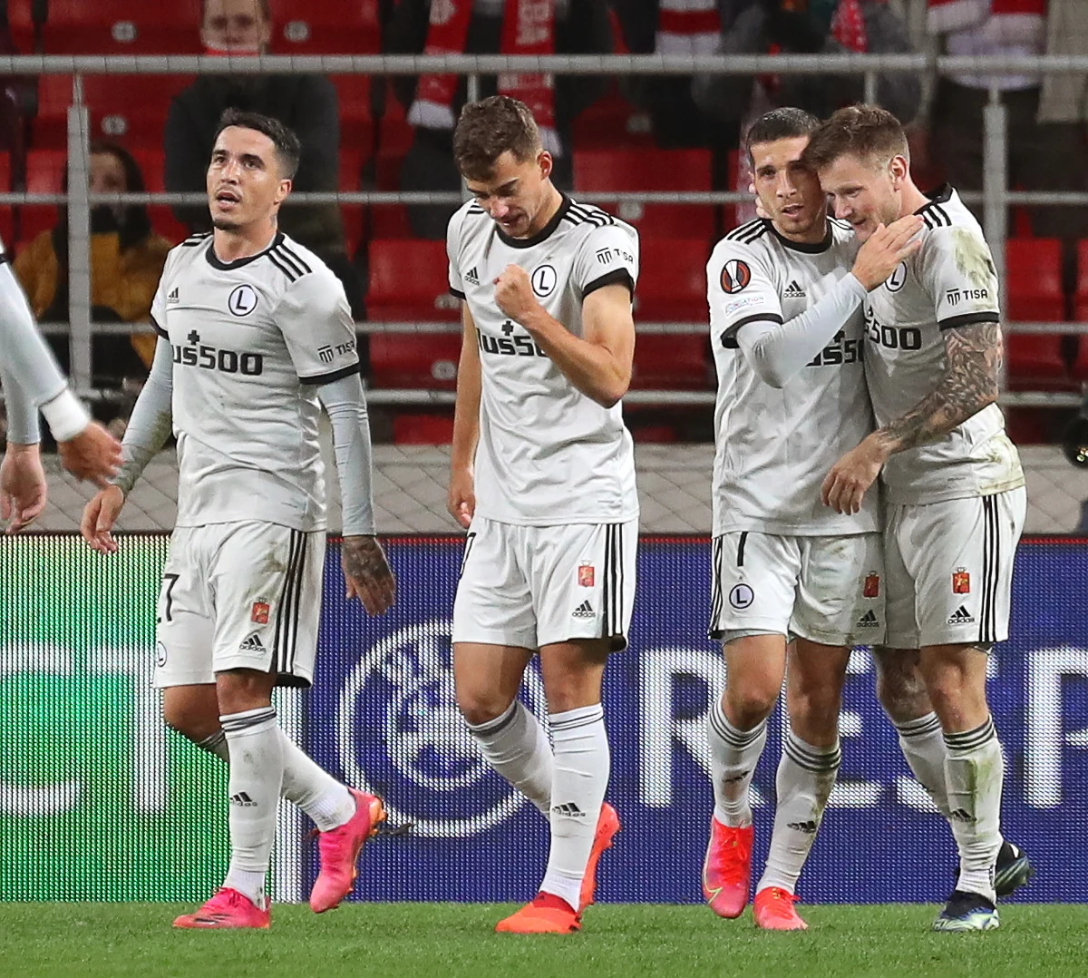 Legia Warszawa jest liderem grupy C po pierwszej kolejce piłkarskiej Ligi Europy. Mistrz Polski pokonał w środę na wyjeździe Spartaka Moskwa 1:0, natomiast czwartkowe spotkanie Leicester City i Napoli w Anglii zakończyło się remisem 2:2.
