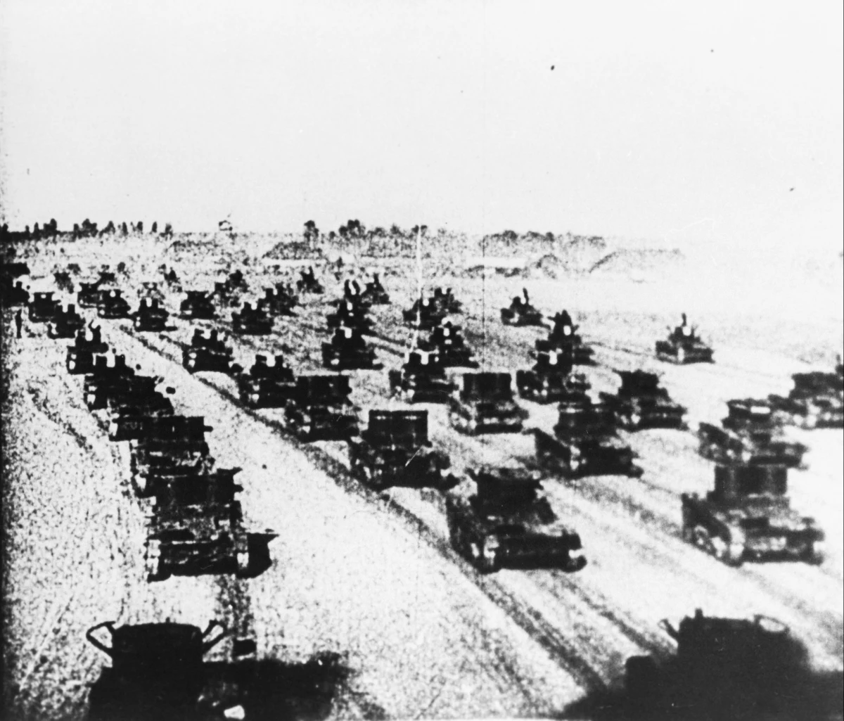 82 lata temu, 17 września 1939 r., łamiąc polsko-sowiecki pakt o nieagresji, Armia Czerwona wkroczyła na teren Rzeczypospolitej Polskiej, realizując ustalenia zawarte w tajnym protokole paktu Ribbentrop-Mołotow. Konsekwencją sojuszu dwóch totalitaryzmów był rozbiór osamotnionej Polski. "Tragedia wydarzeń z 17 września 1939 roku nie dotyczyła jedynie Polski. Data ta zapoczątkowała wejście do gry o podział wpływów w naszej części Europy kolejnego państwa opartego na systemie totalitarnym - ocenił premier Mateusz Morawiecki.