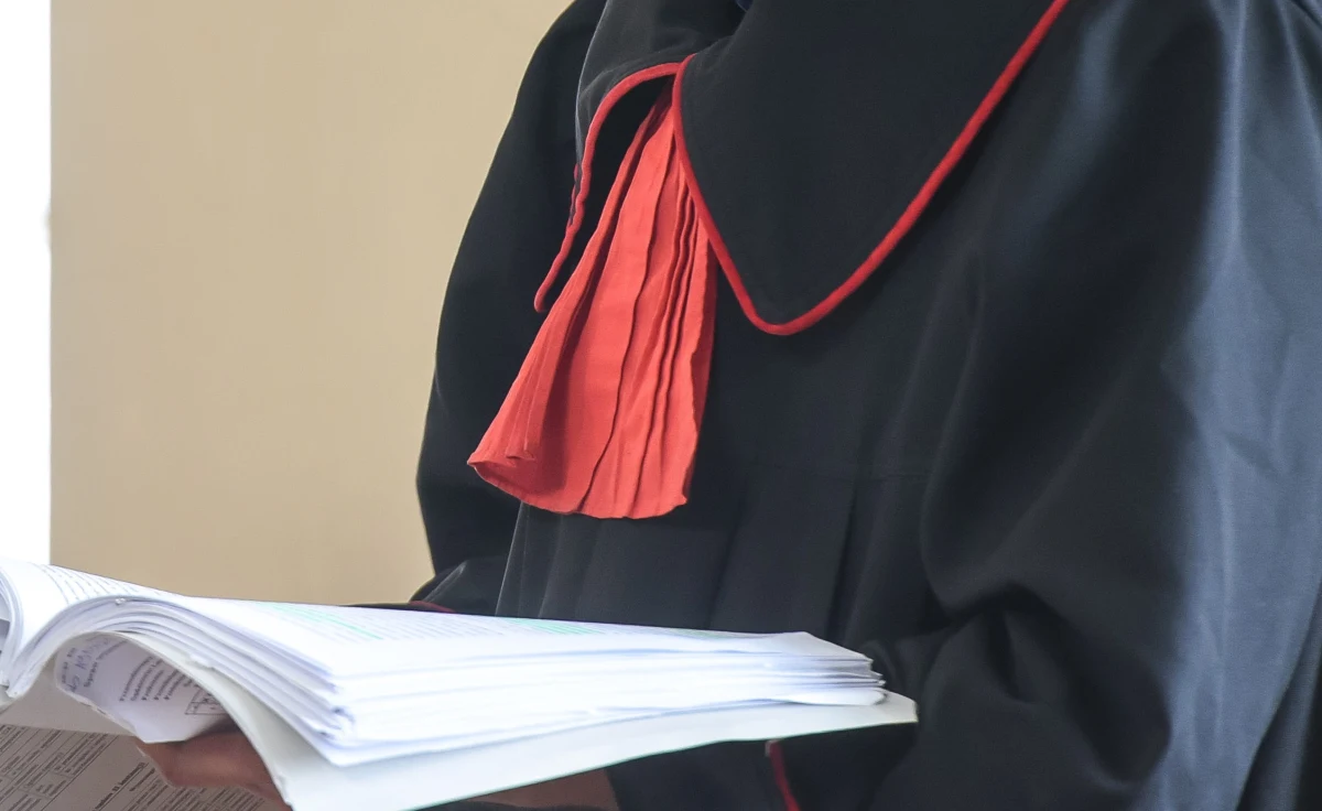 ​Prokurator Maciej W., który spacerował nago po Świdnicy na Dolnym Śląsku, był w przeszłości karany dyscyplinarnie - informuje "Gazeta Wyborcza". Mężczyzna będąc pod wpływem alkoholu narzucał się kobiecie, za co otrzymał naganę.