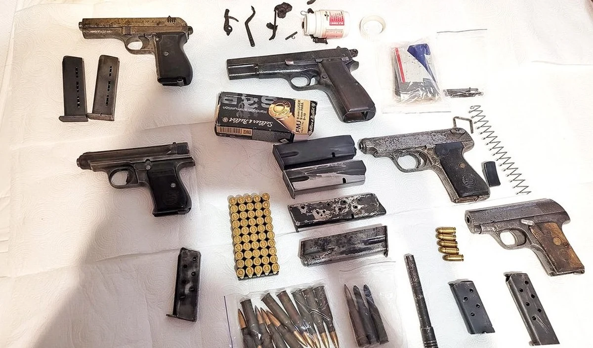 ​Funkcjonariusze straży granicznej w Warszawie zatrzymali mężczyznę podejrzanego o posiadanie arsenału w domu. Bez zezwolenia miał kilkanaście sztuk broni palnej oraz pół tysiąca sztuk amunicji.