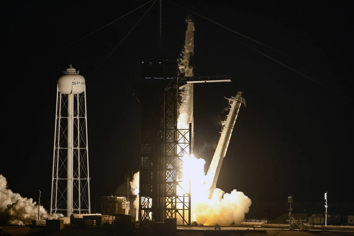 Czterech astronautów-amatorów z misji kosmicznej Inspiration 4 ma za sobą pierwszy dzień pobytu na orbicie okołoziemskiej - poinformowała AFP, owołując się na odpowiedzialną za lot firmę SpaceX.