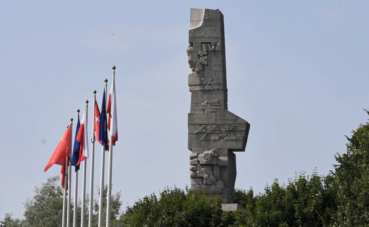 Gdańsk poinformował, że Naczelny Sąd Administracyjny wydał wyrok, zgodnie z którym działka z pomnikiem Obrońców Wybrzeża na Westerplatte wraca w posiadanie miasta. Wkrótce potem oświadczenie wydało Muzeum II Wojny Światowej, które spiera się o teren. Ale w tym oświadczeniu placówka przekonuje, że zgodnie z wyrokiem NSA pozostaje pełnoprawnym posiadaczem nieruchomości. 