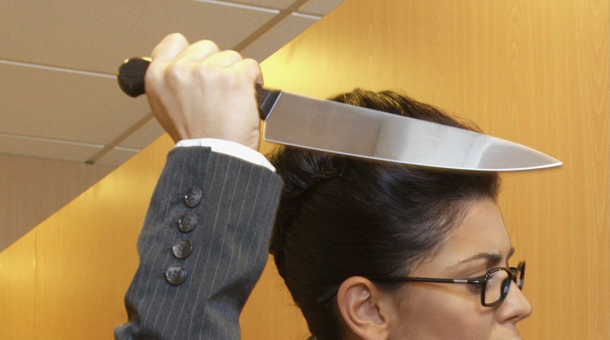 ​Zazdrosna 35-latka wtargnęła do mieszkania innej kobiety we Wrocławiu, groziła jej nożem i zniszczyła drzwi. Napastniczkę zatrzymała policja.