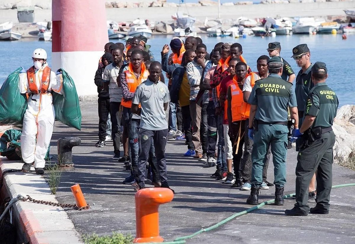 W pierwszej połowie września na Wyspy Kanaryjskie dotarło drogą morską 2116 nielegalnych imigrantów - wynika z opublikowanych dziś danych hiszpańskiego MSW. Resort wskazał, że na ten archipelag nigdy jeszcze w ciągu dwóch tygodni nie przybyło tylu afrykańskich przybyszów.