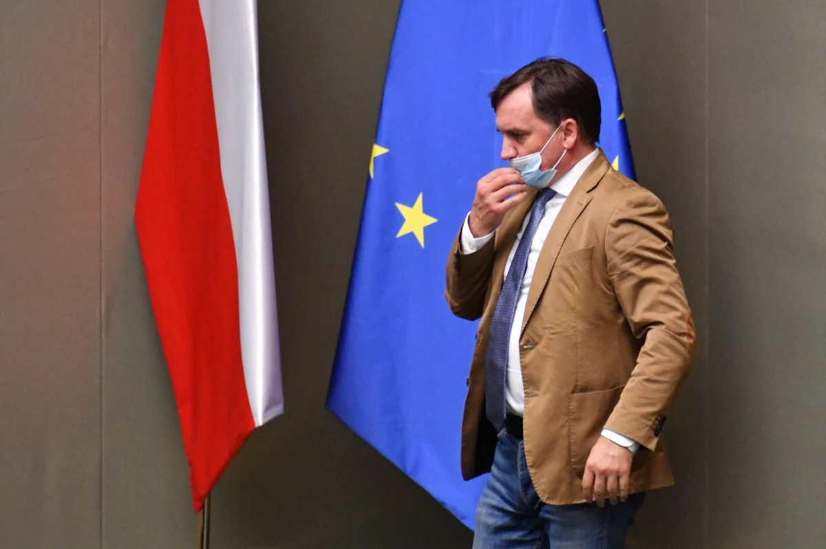 "Unia Europejska, która miała być miejscem dialogu, staje się miejscem używania brutalnego szantażu i siły mierzonej dzisiaj siłą ekonomiczną" - powiedział lider Solidarnej Polski, minister sprawiedliwości i prokurator generalny Zbigniew Ziobro.