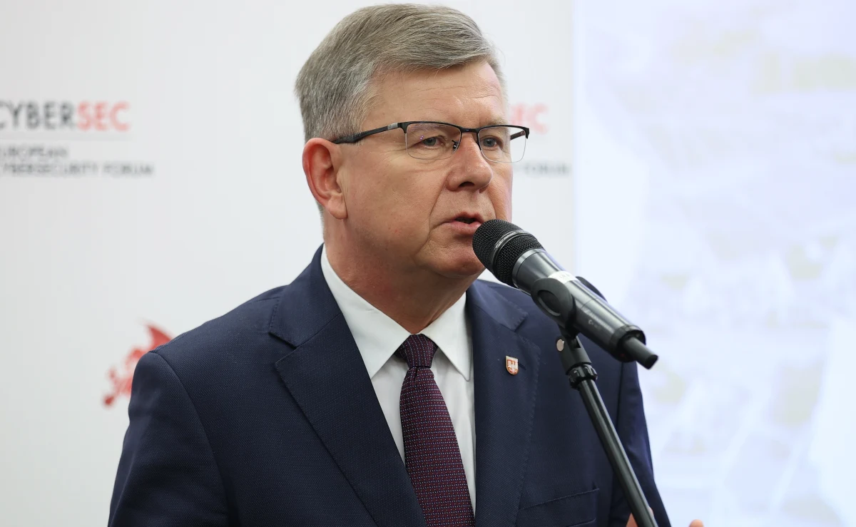 Marszałek województwa małopolskiego Witold Kozłowski pochwalił się powołaniem pełnomocnika ds. równego traktowania i praw rodziny, przekonując, że może to odwieść Komisję Europejską od blokowania funduszy w związku z tzw. uchwałą anty-LGBT. Tymczasem jeszcze przed konferencją marszałka do urzędu dotarło pismo z KE, w którym zaznaczono, że działania małopolskich włodarzy są niewystarczające.