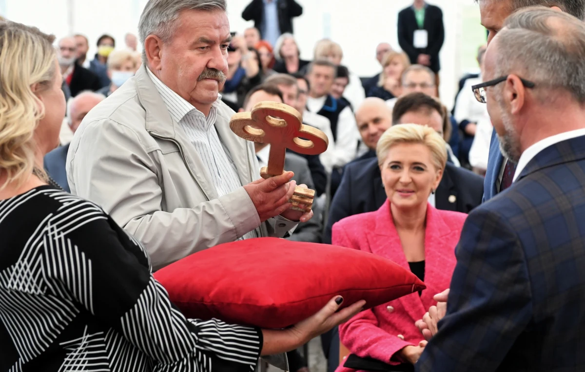 W piątek otwarto w Żyrzynie (Lubelskie) Dom Pomocy Społecznej. To pierwsza i jedyna tego typu placówka na Lubelszczyźnie prowadzona przez gminę. Gościem honorowym uroczystości była małżonka Prezydenta RP Agata Kornhauser-Duda.
