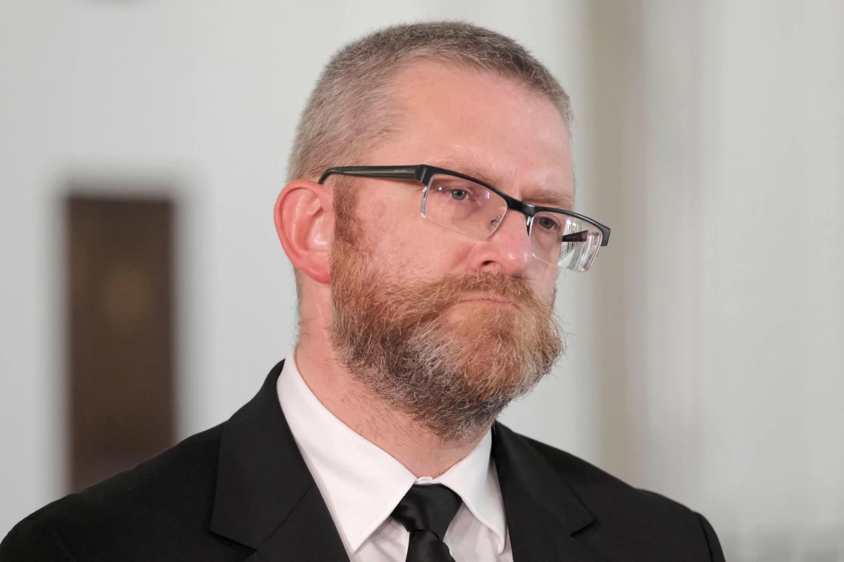 Prokuratura Okręgowa w Warszawie wszczęła śledztwo w sprawie gróźb kierowanych przez posła Grzegorza Brauna wobec ministra Adama Niedzielskiego. Zawiadomienie w tej sprawie wpłynęło do prokuratury od marszałek Sejmu RP Elżbiety Witek.