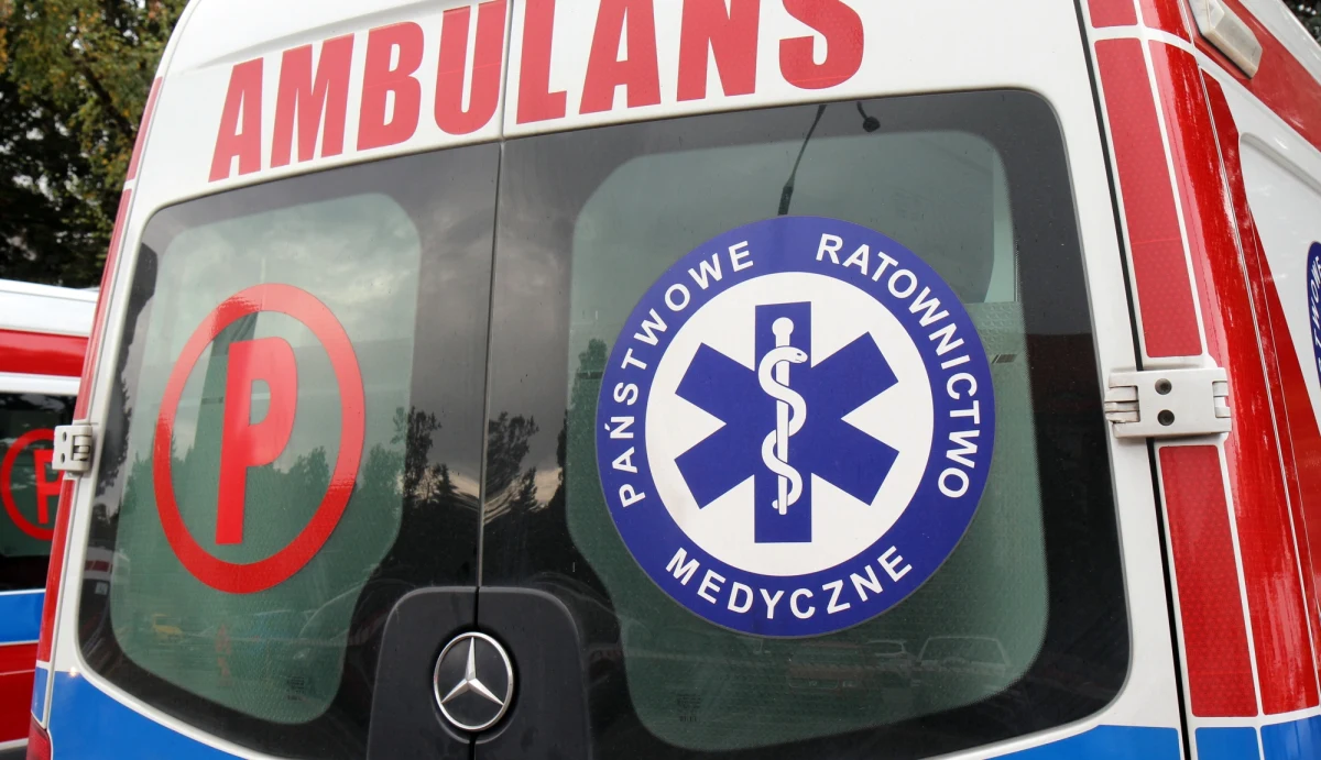 Niewykluczone, że po pierwszym października telefony Wielkopolan, którzy będą wzywać karetkę - będą przełączane do sąsiednich województw. O kłopotach z przeprowadzką dyspozytorni pogotowia do nowej lokalizacji, alarmują jej pracownicy. Ta jest konieczna ze względu na nowe przepisy, według których to wojewodowie mają zawiadować dyspozytorniami medycznymi. Plan jest taki, by wszystkie połączenia alarmowe trafiały do jednej, centralnej, wojewódzkiej dyspozytorni. W przypadku Poznania - zlokalizowanej w tym samym budynku co Centrum Powiadamiania Ratunkowego, do którego trafiają połączenia na numer 112. Czy w dwa tygodnie uda się przygotować nową infrastrukturę?