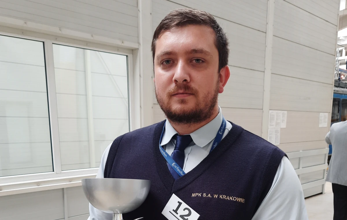 Zakończył się krakowski konkurs "Bezpieczna jazda komunikacją miejską", w której rywalizowali motorniczowie i elektromechanicy. Spośród 12 motorniczych najlepiej z wszystkimi zadaniami poradził sobie Dariusz Wieczorek. Drugie miejsce w konkursie zajął Jakub Lewandowski, a trzecie Grzegorz Szydło. W przypadku rywalizacji motorniczych, konkurs sprawdzał wiedzę z zakresu przepisów ruchu drogowego oraz umiejętność płynnej i bezpiecznej jazdy tramwajem.