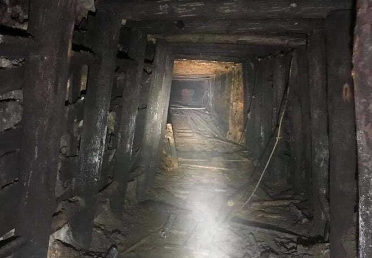 Członkowie Stowarzyszenia Miłośników Górnych Łużyc z Lubania weszli do części korytarza w podziemiach Kamiennej Góry. Na razie znaleźli tam wózki, tory, czy narzędzia. Podczas II wojny światowej przebywały tam hitlerowskie wojska. 