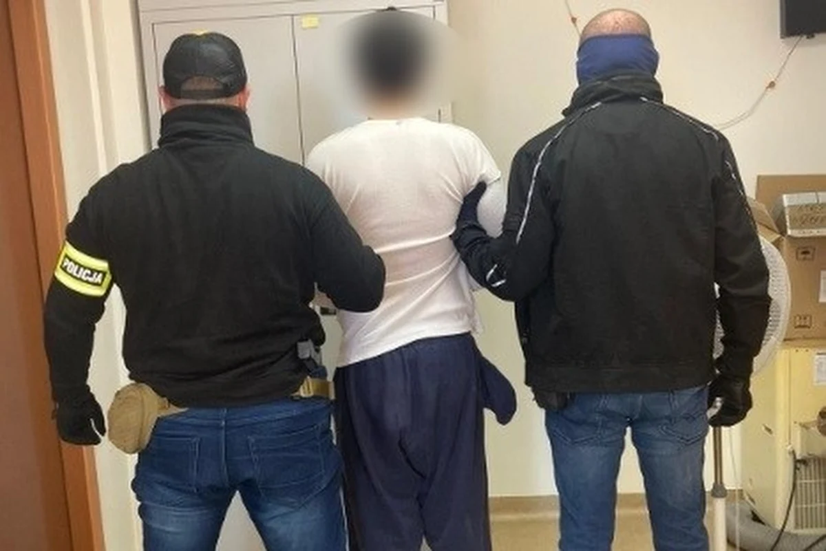 Policjanci zatrzymali 20-letniego mężczyznę, który próbował uprowadzić pięcioletnią dziewczynkę z jednego z placów zabaw w Katowicach. Dzięki ojcu dziecka, który odstraszył napastnika, a po chwili zaalarmował policjantów, sprawca został ujęty już po kilku minutach.