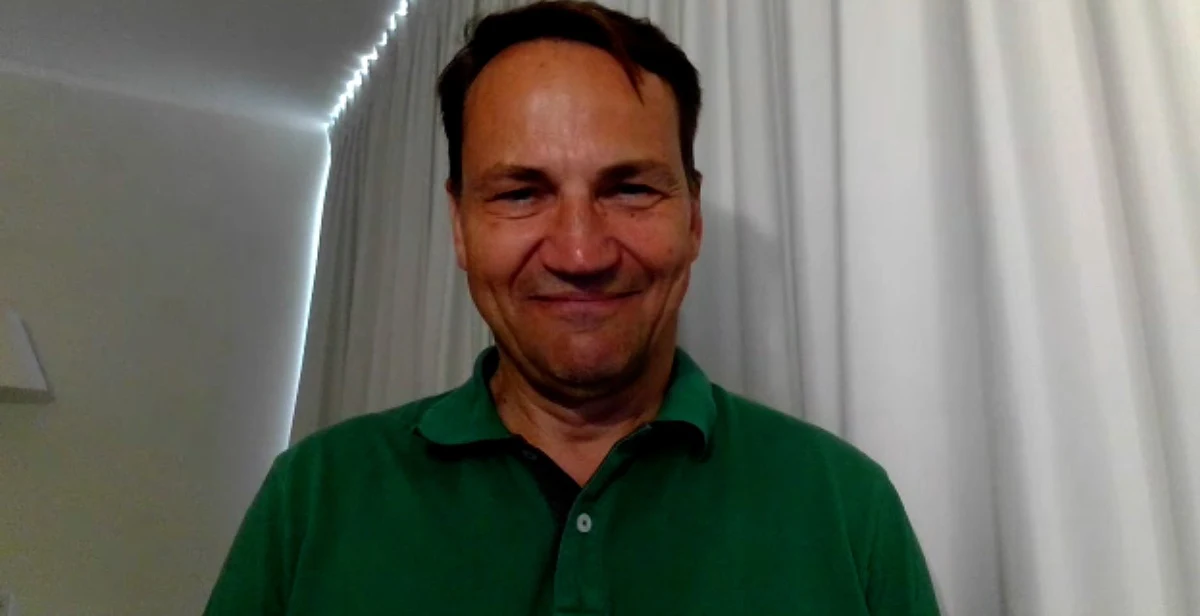 Europoseł Radosław Sikorski poinformował w rozmowie z wp.pl, że przyjął trzecią dawkę szczepionki przeciw Covid-19. "Zarejestrowałem się w systemie jak każdy pacjent" - powiedział.