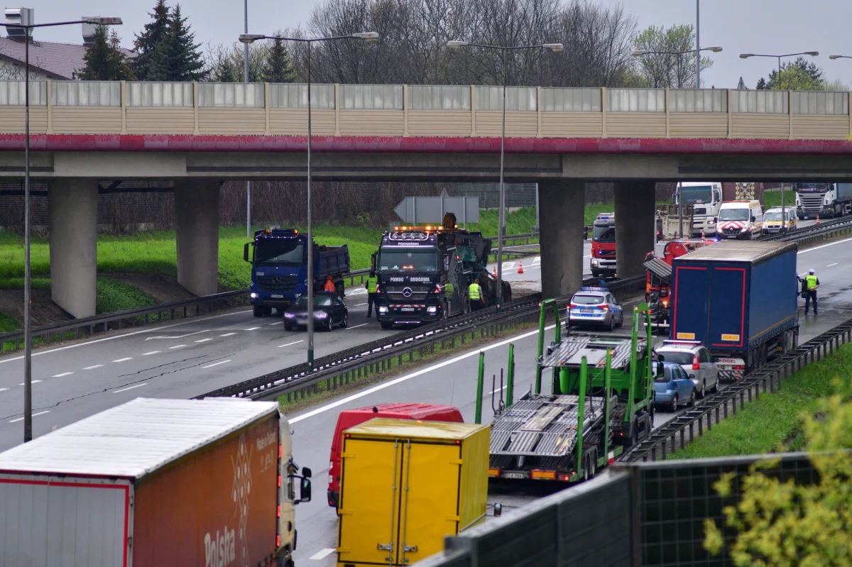 Autostrada A4 na węźle Kraków Tyniec została zwężona do jednego pasa w każdym kierunku. Przez weekend trwać będą tam prace przygotowawcze do wielkiego remontu, który rozpocznie się w poniedziałek i potrwa ponad miesiąc. 