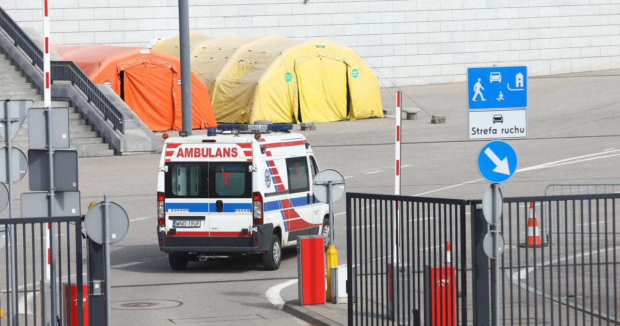 Karetka wjeżdza na teren Stadionu Narodowego, gdzie powstał szpital tymczasowy