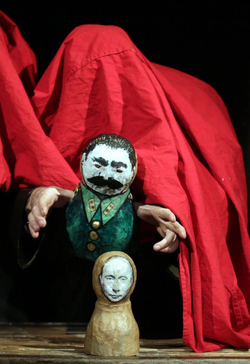 Postanowiłem na historię spojrzeć przez pryzmat losów wybitnych postaci. To metoda starożytnego dziejopisa - Plutarcha, autora "Żywotów równoległych". Aby ukazać sytuację Polski w dniu napaści Stalina na nasz kraj - 17 IX 1939 r. -  oraz w miesiącach i latach ją poprzedzających, wybrałem dwóch nietuzinkowych bohaterów: ówczesnego ministra spraw zagranicznych - Józefa Becka i niezłomnego oficera Wojska Polskiego - Hubala czyli majora Henryka Dobrzańskiego. Sporo ich łączy, ale też bardzo wiele dzieli. Wspólną płaszczyzną jest na pewno wierna służba Ojczyźnie w szeregach naszej armii i wielka odwaga na placu boju. Odmienne mieli na pewno charaktery - skryty, małomówny Beck i Hubal z ułańską fantazją. Jednak obaj zasługują na wielki szacunek i mogą być dla nas prawdziwymi wzorami - zwłaszcza w epoce kpin i haseł w stylu "bób, humus, włoszczyzna" zastępujących w żenujący sposób piękną maksymę "Bóg, Honor, Ojczyzna".       