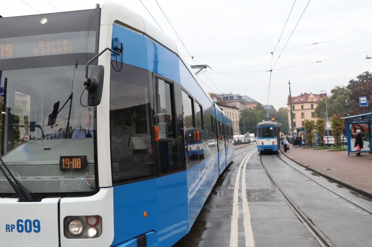 W zajezdni tramwajowej Kraków Podgórze zorganizowano specjalny pokaz, mający na celu uświadomić pasażerom, kierowcom, a w szczególności pieszym, jak długą drogę hamowania ma tramwaj. "Piesi bardzo często nie zauważają nadjeżdżającego tramwaju szczególnie w centrum miasta"- mówi Kazimierz Kicek motorniczy krakowskiego MPK. 