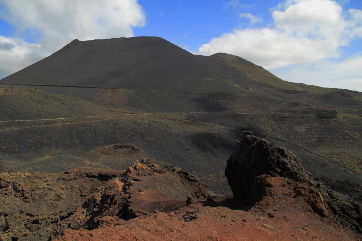 Blisko 21 tys. wstrząsów sejsmicznych odnotowano od 10 września na wyspie La Palma w archipelagu Wysp Kanaryjskich - poinformowało radio Cope, powołując się na ekspertów Instytutu Wulkanologicznego (Involcan). Władze La Palmy ogłosiły żółty alarm (drugi w 4-stopniowej skali) i wezwały ludność do zachowania spokoju. Nie wyklucza się wybuchu wulkanu Teneguia w strefie Cumbre Vieja na południowym zachodzie wyspy.