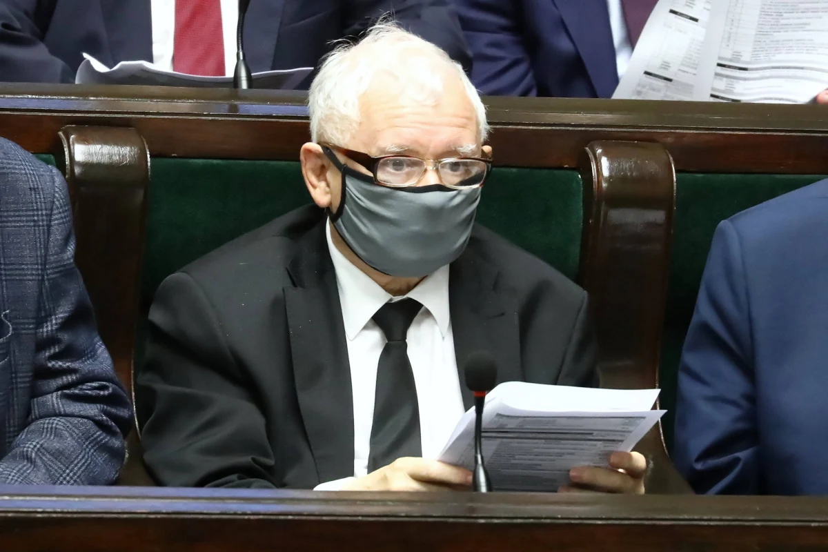 Instytucje europejskie - Komisja Europejska i Parlament Europejski domagają się od premiera wycofania wniosku z Trybunału Konstytucyjnego w sprawie nadrzędności prawa polskiego. To niebywałe żądanie godzące w fundamenty naszej suwerenności - napisał w liście skierowanym do prezesa klubów "Gazety Polskiej" Ryszarda Kapuścińskiego prezes PiS Jarosław Kaczyński.