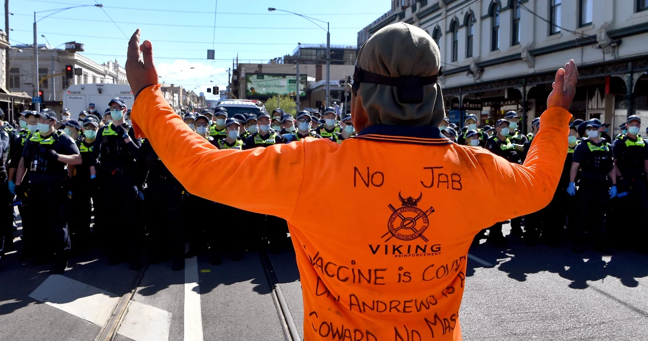 Protesty przeciwników restrykcji w Melbourne w Australii