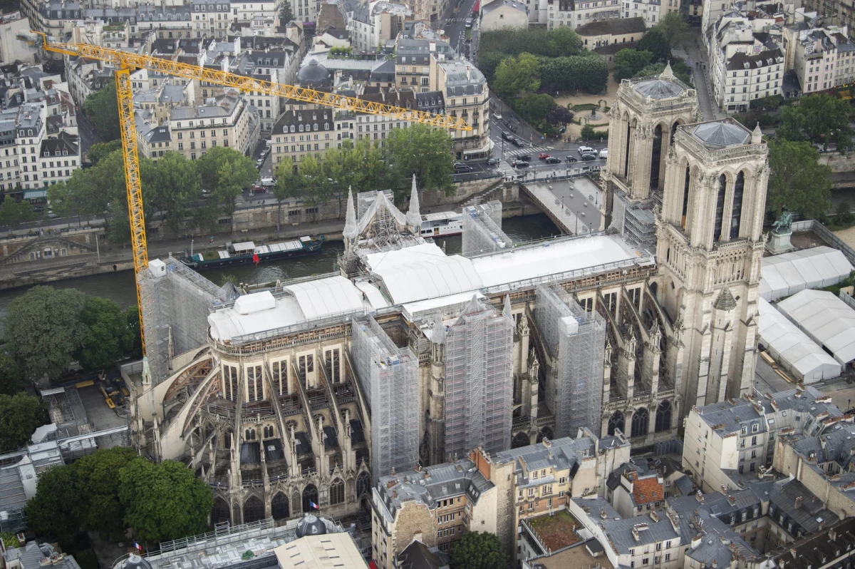 ​"Skończyliśmy prace zabezpieczające w katedrze Notre Dame. Pierwsze prace konserwatorskie przy katedrze rozpoczną się zimą" - podała Instytucja Publiczna Odpowiedzialna za Odbudowę Katedry Notre Dame w Paryżu po pożarze, do jakiego doszło 15 kwietnia 2019 r.