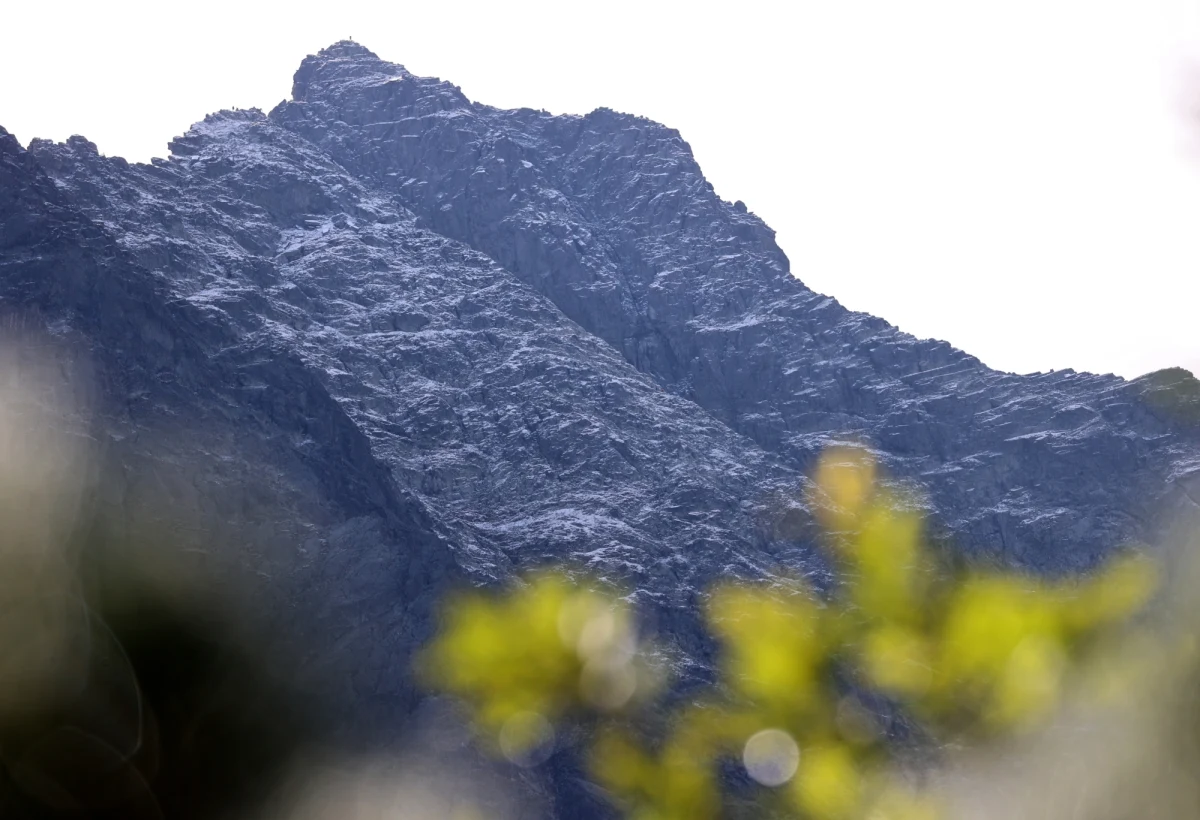 Ratownicy TOPR zostali późnym popołudniem wezwani przez taternika, który w rejonie Wielkiego Wołowego Żlebu złamał nogę i nie może kontynuować wyprawy. Na pomoc poszkodowanemu wyruszyła 14-osobowa wyprawa – poinformował ratownik dyżurny TOPR.