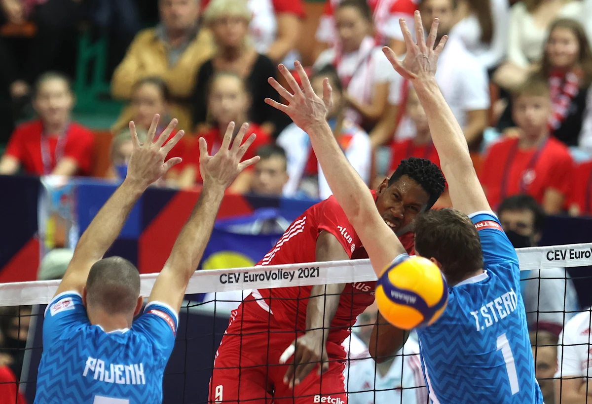 Czwarty raz z rzędu Polacy zostali pokonani przez Słoweńców w mistrzostwach Europy. Podobnie jak w 2019 roku, drużyna Alberto Giulianiego zablokowała biało-czerwonym wejście do finału i wygrała z mistrzami świata 3:1 (17:25, 32:30, 25:16, 37:35). Do historii przejdzie końcówka czwartego seta, kiedy to Słoweńcy dwukrotnie cieszyli się ze zwycięstwa w meczu, ale sędziowie zmieniali decyzje po obejrzeniu powtórek z akcji. Polacy w niedzielę zagrają o brązowy medal ME. Ich rywalem będą Serbowie.