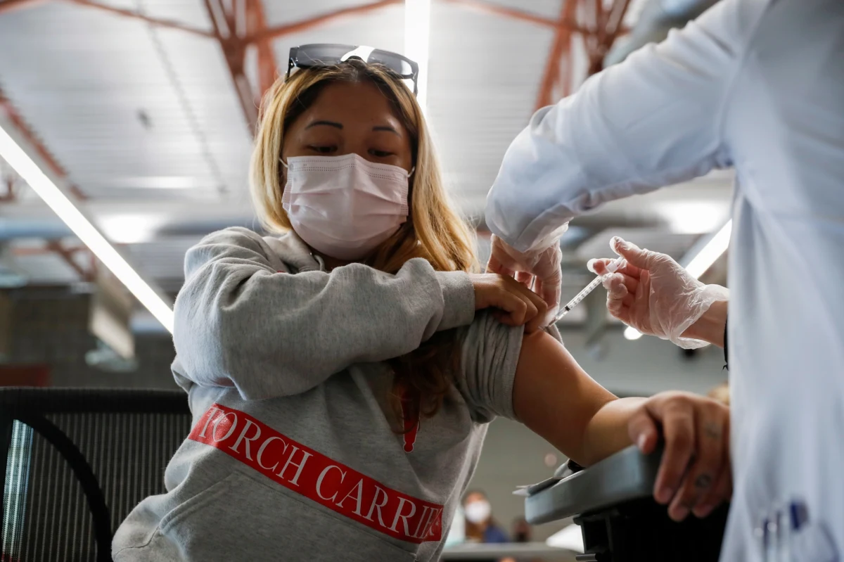 Coraz więcej krajów Unii Europejskiej oferuje najbardziej narażonym mieszkańcom przypominające dawki szczepionki przeciwko Covid-19. Na takie rozwiązanie zdecydowano się m.in. we Francji, Niemczech, Hiszpanii, Grecji, Danii i na Węgrzech. W Izraelu pojawiły się z kolei zapowiedzi podawania czwartej dawki.