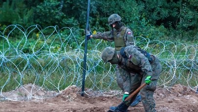 Płot na granicy z Białorusią: Położono już ponad 130 km zasieków wojskowych