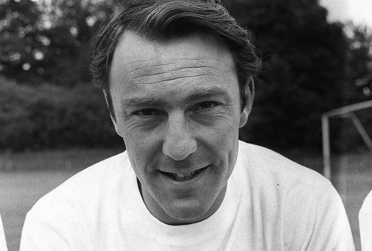 W wieku 81 lat zmarł Jimmy Greaves, słynny piłkarz Chelsea i Tottenhamu Hotspur, mistrz świata z 1966 roku. Był najmłodszym w historii ekstraklasy angielskiej zdobywcą stu bramek, osiągając tę granicę w wieku 20 lat i 290 dni.