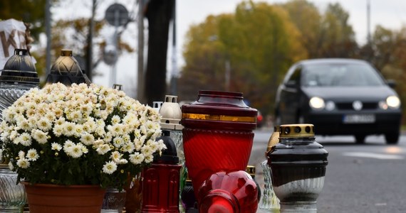 Policja ustaliła już markę i kolor samochodu, który w sobotę rano śmiertelnie potrącił młodą kobietę na przejściu dla pieszych w Mikołowie w woj. śląskim. Kierowca tego auta zbiegł z miejsca tragedii.