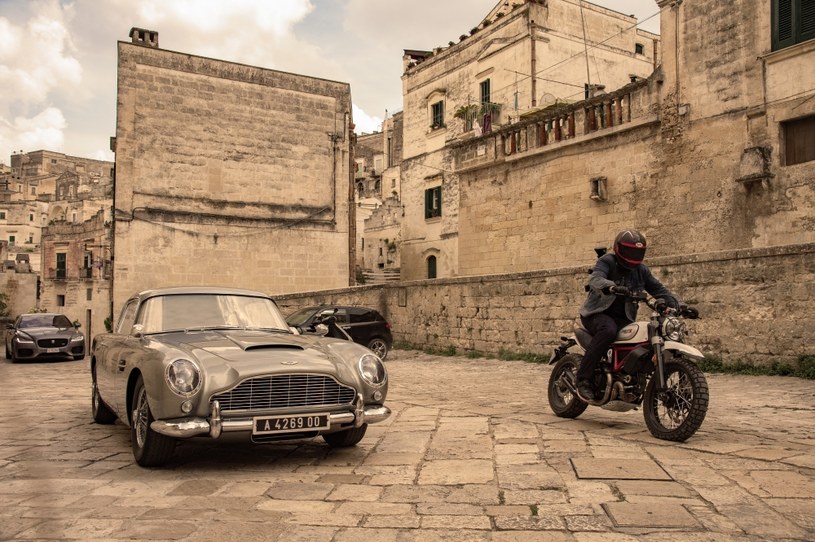 Miasteczko Matera szybko może stać się jedną z atrakcji turystycznych słonecznej Italii. To tu bowiem rozgrywają się pierwsze sceny filmu "Nie czas umierać". Mieszkańcy liczą na znaczny wzrost liczby odwiedzających je turystów, którzy chętnie podążą śladami filmowego Jamesa Bonda.