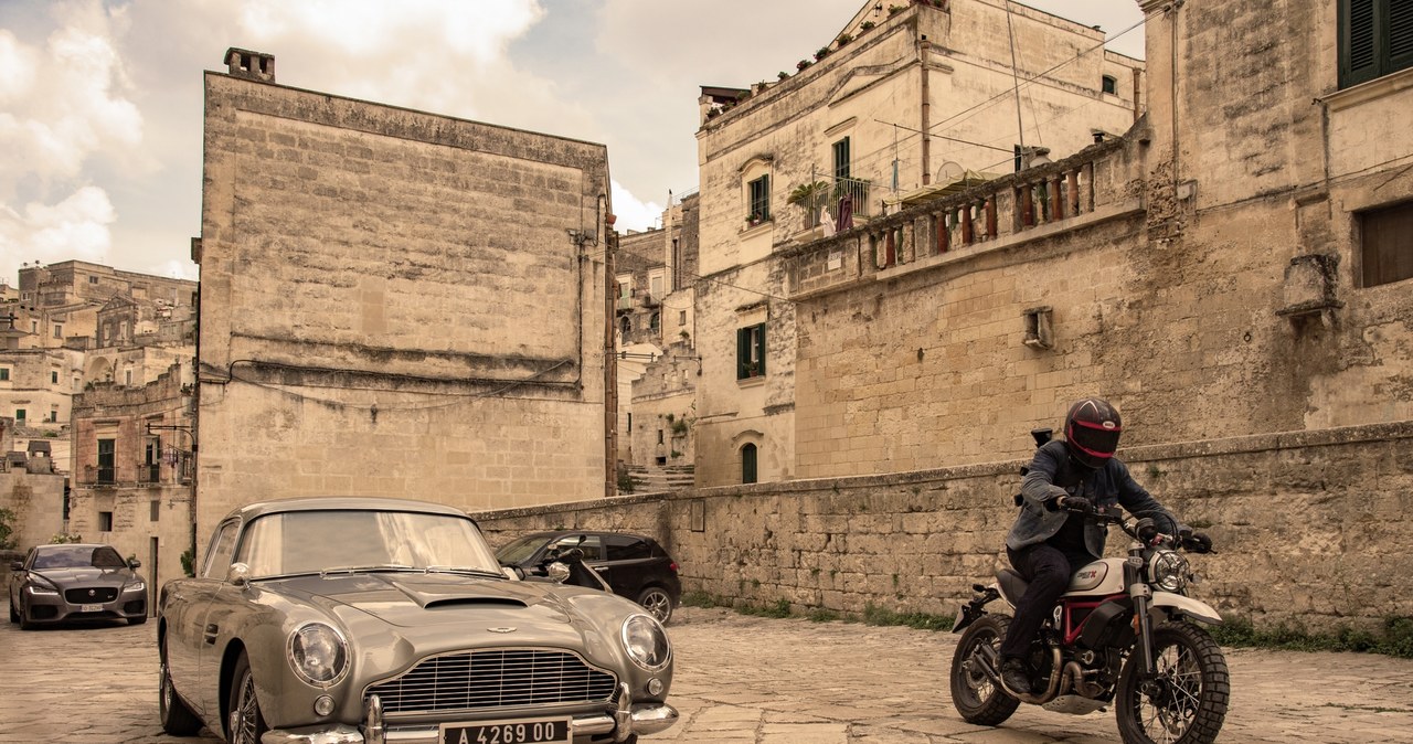 Miasteczko Matera szybko może stać się jedną z atrakcji turystycznych słonecznej Italii. To tu bowiem rozgrywają się pierwsze sceny filmu "Nie czas umierać". Mieszkańcy liczą na znaczny wzrost liczby odwiedzających je turystów, którzy chętnie podążą śladami filmowego Jamesa Bonda.