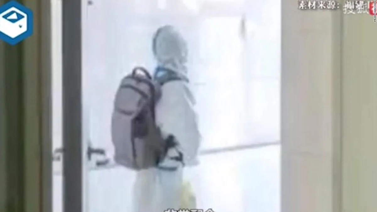 Ubrany od stóp po głowę w kombinezon ochronny, z plecakiem połowy jego wielkości, samotny 4-letni chłopiec przekracza próg szpitala. Taką scenę uchwyciła swoim telefonem pielęgniarka placówki zakaźnej w chińskim mieście Putian. Szpital ten jest miejscem obowiązkowej kwarantanny dla zakażonych koronawirusem. Chłopiec został okrzyknięty ofiarą chińskiej polityki "zero tolerancji".