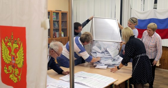 Po przeliczeniu 70 proc. głosów w wyborach do Dumy Państwowej (niższej izby parlamentu Rosji) rządząca partia Jedna Rosja zdobywa ponad 48 proc. głosów, a do parlamentu wejdą jeszcze cztery partie - poinformowała w poniedziałek Centralna Komisja Wyborcza.
