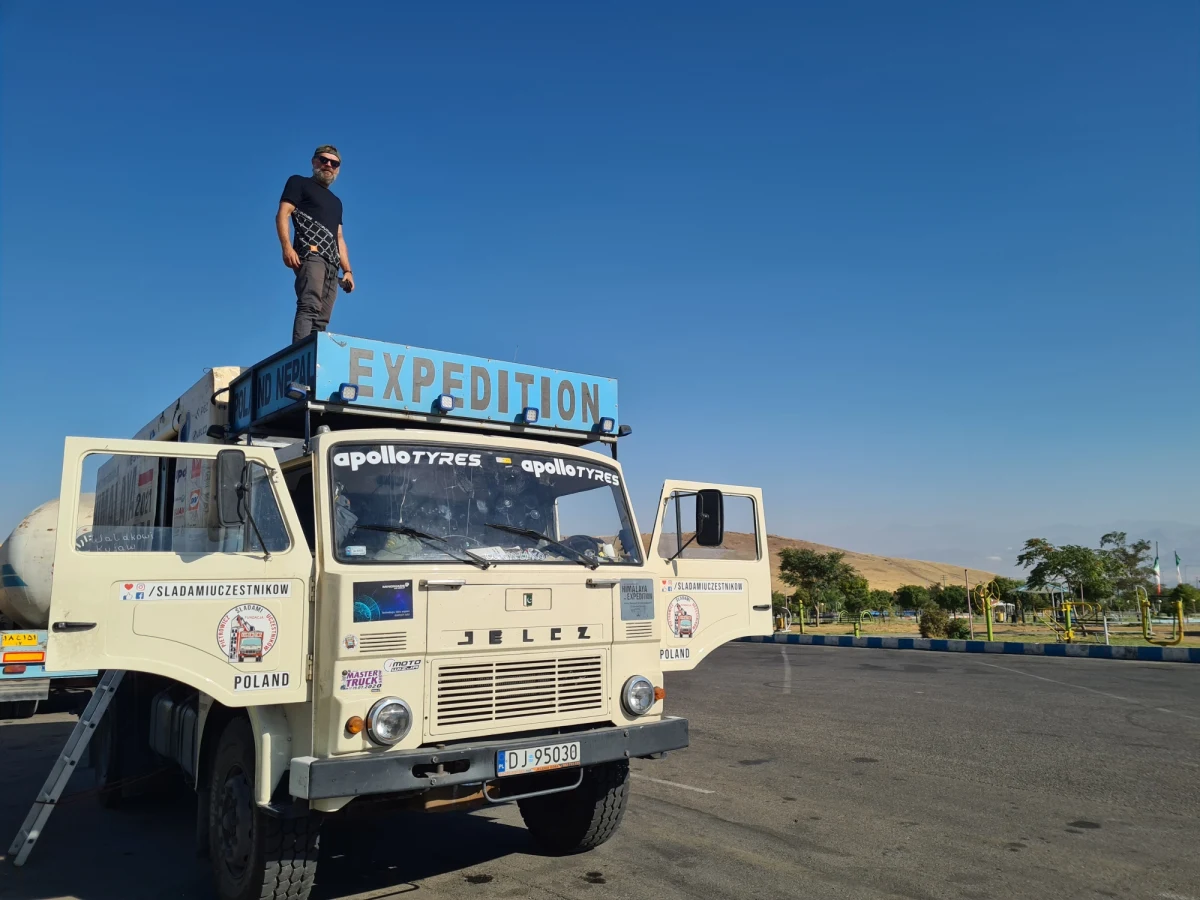 Ekipa Jelczem w Himalaje wraca do kraju! "Niestety po wielu próbach rozmów irańska administracja nie pozwala na pozostawienie pojazdu w Iranie" - mówi Maciej Pietrowicz, organizator wyprawy.