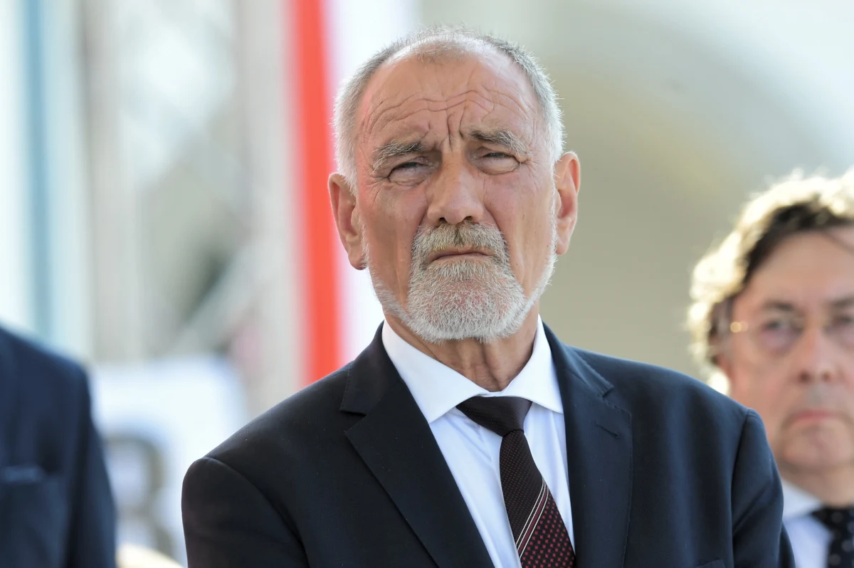 Weszliśmy do Unii, żeby osiągać wspólne korzyści, a nie żeby nam ktoś dyktował, co to jest rodzina czy kto ma być sędzią w Polsce. Z czasem każdy człowiek się zacznie zastanawiać, czy obecność w takiej Unii ma sens – ocenił w wywiadzie dla "Newsweeka” Jan Duda, ojciec prezydenta.