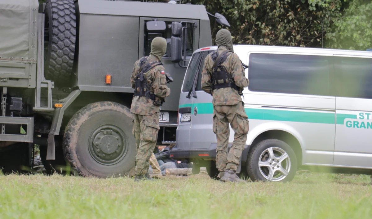 ​W Warszawie trwa właśnie narada premiera Mateusza Morawieckiego z szefem MSWiA Mariuszem Kamińskim oraz komendantem straży granicznej Tomaszem Pragą. Rozmowy dotyczą sytuacji na polsko-białoruskiej granicy i przede wszystkim - sprawy kilkorga migrantów, którzy w weekend zmarli w tym rejonie.