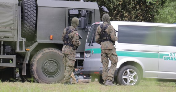 ​W Warszawie trwa właśnie narada premiera Mateusza Morawieckiego z szefem MSWiA Mariuszem Kamińskim oraz komendantem straży granicznej Tomaszem Pragą. Rozmowy dotyczą sytuacji na polsko-białoruskiej granicy i przede wszystkim - sprawy kilkorga migrantów, którzy w weekend zmarli w tym rejonie.