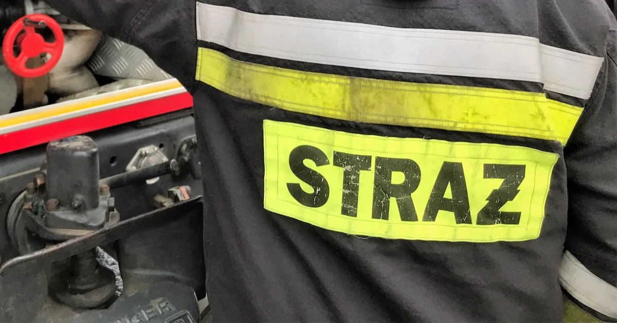 ​Poważny wypadek na Pomorzu. Bus zderzył się z autobusem wiozącym dzieci w powiecie bytowskim. Ranne zostały trzy osoby.