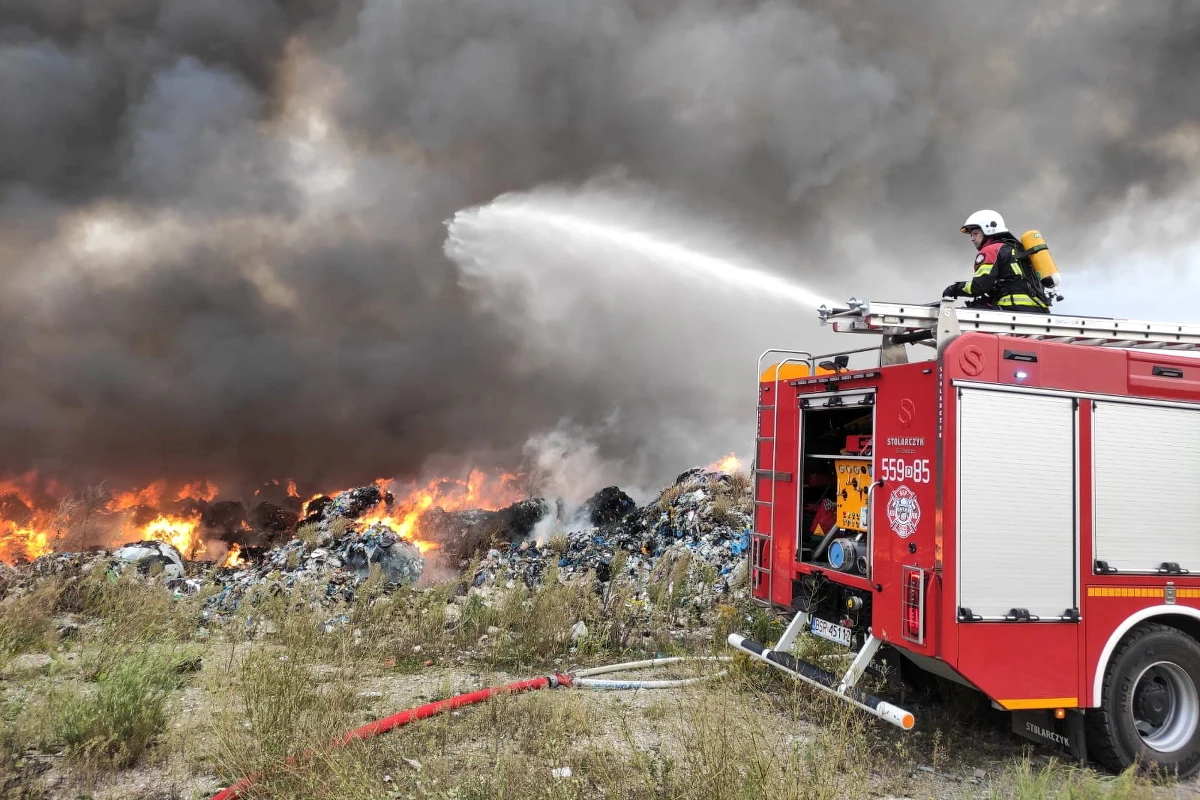 Strażacy znów walczą z ugaszonym wczoraj wieczorem pożarem nielegalnego składowiska odpadów w Sobolewie koło Jawora na Dolnym Śląsku. Ogień pojawił się tam w sobotę rano. Zapaliły się sprasowane śmieci, przewiezione tam z Niemiec i Anglii.