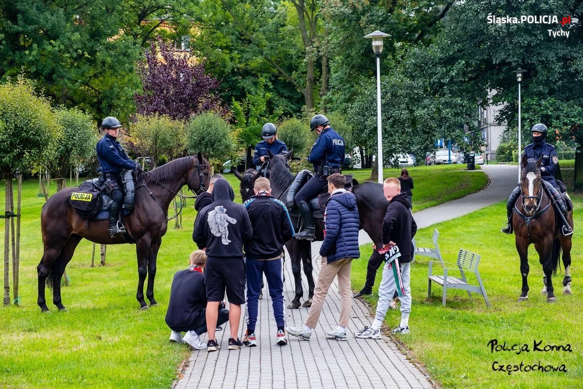 Policja w Tychach szuka uczestników zajść na stadionie tamtejszego GKS-u. W trakcie niedzielnego spotkania pierwszej ligi piłkarskiej kibice m.in. odpalili race i palili szaliki.