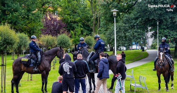 Policja w Tychach szuka uczestników zajść na stadionie tamtejszego GKS-u. W trakcie niedzielnego spotkania pierwszej ligi piłkarskiej kibice m.in. odpalili race i palili szaliki.