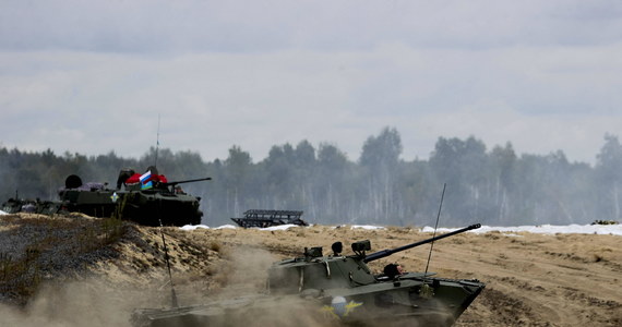 NATO będzie monitorować, czy Rosja pozostawiła na Białorusi jakikolwiek sprzęt wojskowy po zakończonych ćwiczeniach Zapad-2021 - napisał Sojusz w oświadczeniu przekazanym RMF FM, poproszony o analizę zakończonych manewrów. W przesłanym naszej dziennikarce piśmie, NATO oceniło ćwiczenia-Zapad 2021. 